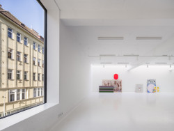 Uvnitř nových ateliérů (Přístavba Pedagogické fakulty Masarykovy univerzity v Brně, studio dílna)