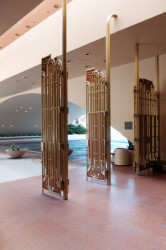 Frank Lloyd Wright and Aaron Green, Gate, Marin County Civic Center, San Rafael, 1960-1976. Foto Adam Štěch