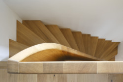 Pohled na schodiště do nástavby (Rekonstrukce prvorepublikové vily v Praze, Lenka Míková Architekti)