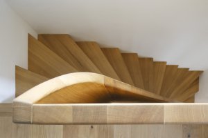 Pohled na schodiště do nástavby (Rekonstrukce prvorepublikové vily v Praze, Lenka Míková Architekti)