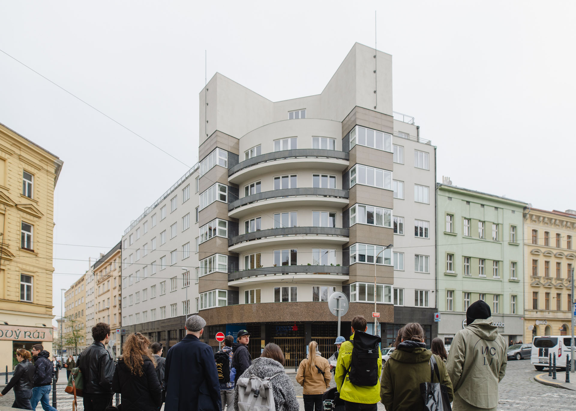 Komentované procházky architekta Jana Bureše a historika architektury Adama Štěcha odhalí svět pražských meziválečných činžovních domů.