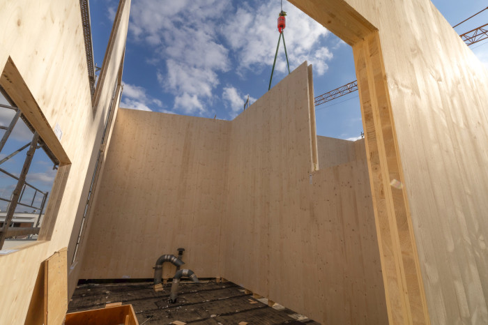 Panely NOVATOP SOLID jsou vyrobené z křížem vrstveného smrkového dřeva (CLT).