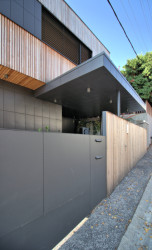 Ateliér MOLNÁR-PERÁČEK postavili v Bratislavě rodinný dům z CLT panelů