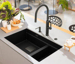 Kuchyňská baterie MYTHOS MASTERPIECE včetně doplňků v podobě dávkovače saponátu ATLAS NEO, easy click ovládání výpusti, hranatého přepadu a hranaté krytky výpusti. Vše provedení celonerez antracit s povrchovou úpravou PVD.