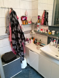 V původní koupelně nebylo kam dávat kosmetiku.