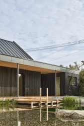 Hmota vesnického domu je doplněná horizontálou zastřešení. (Dům ve Vraném nad Vltavou, 0,5 Studio)