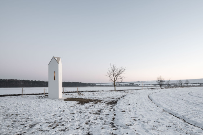 Kaple u Čečelic zanikla v 60. letech, teď na jejím místě vyrostla nová. (Kaple u Čečelic, ateliér Chrama)