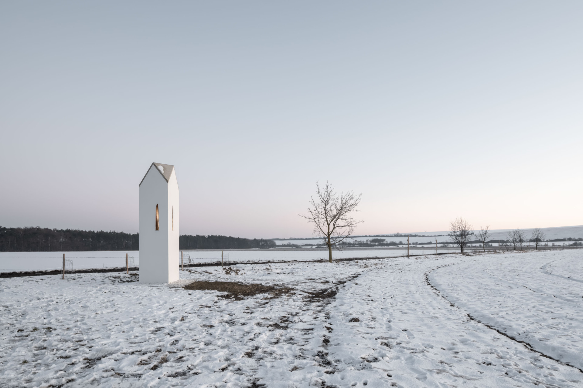 Kaple u Čečelic zanikla v 60. letech, teď na jejím místě vyrostla nová. (Kaple u Čečelic, ateliér Chrama)