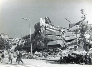 Ruiny budov na Náměstí svobody ve Skopje po zemětřesení.
