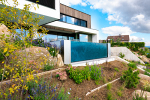 Bazén v moderní rezidenční vile od studia Drobný Architects pro akrobatického pilota Martina Šonka. (Rezidenční vila od studia Drobný Architects s přelivným bazénem od Aquamarine Spa)