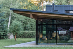 Těžištěm vnitřních dispozic je obývací pokoj, který se propojuje s exteriérem díky proskleným stěnám