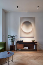 V hlavní obytné zóně dominuje obraz české malířky Iry Svobodové z bloku Void.