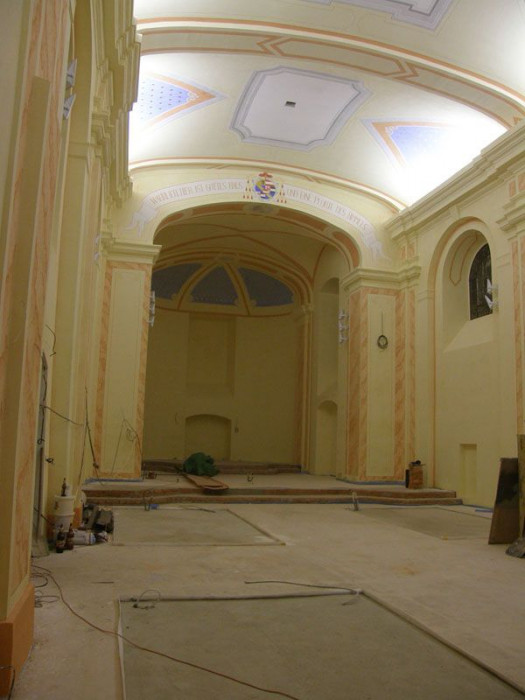 Pohled do presbytáře - foto