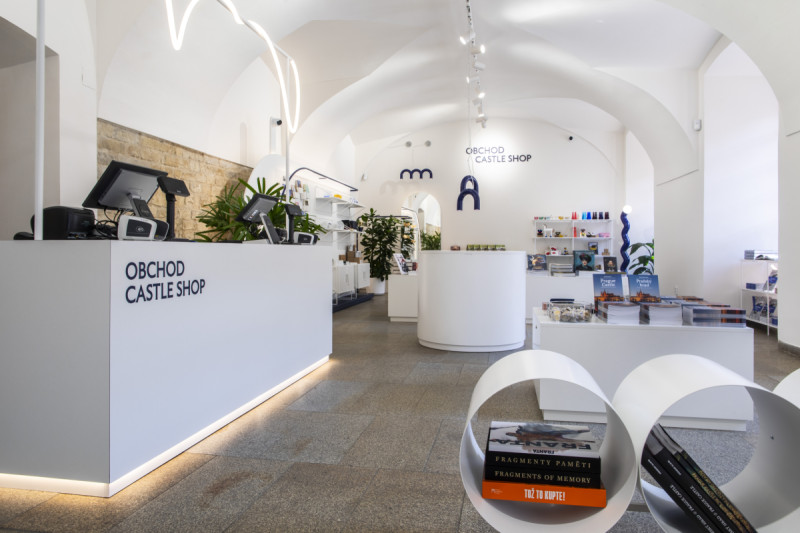 Design Shop je převážně bílý. (Design Shop Pražského hradu; Miroslav Nachlinger)