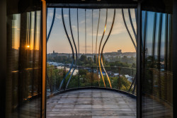 Výhled z rohového bytu na lodžii Nárožního domu "Flaška" (Transformace Lihovaru Smíchov; Black n´ Arch)