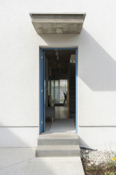 Vstupní prostory se zásadně liší od sousedních domů. Není tu žádné oplocení a dům je "otevřený" do ulice. (Úzký patrový dům v Žilině, architektonické studio treea - architekt Peter Kasman.)