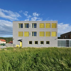 Škola a školka v Letech, Architekt Ondřej Tuček: Oba pavilony stojí na čtvercovém půdoryse, fasády traktují okna v pravidelném rastru.