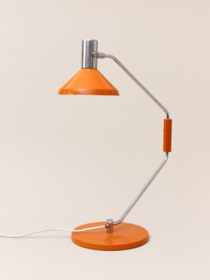 Oranžová svítidla probouzejí nostalgii. Navrhla je mladá designérka z Maďarska. 