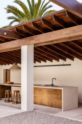 Atrium rozšiřuej obytný prostor (Farma Sa Taronja, Beef architekti)