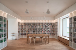 V přízemí domu se nachází knihovna, probíhá v ní  taky klubu seniorů nebo sem dochází sociální pracovnice.