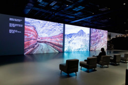 Expozice výstavy fotografií Edwarda Burtynského.