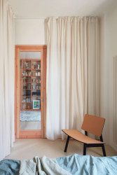 Anebo zatáhnout závěsy a vytvořit intimní prostor. (Plus One Architects, byt ve Vršovicích)