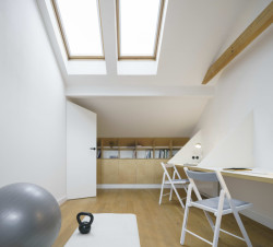 Dům se po rekonstrukci dá užívat od přízemí až po podkroví. (Bydlení v řadovém domě v Praze-Strašnicích, BY architects)