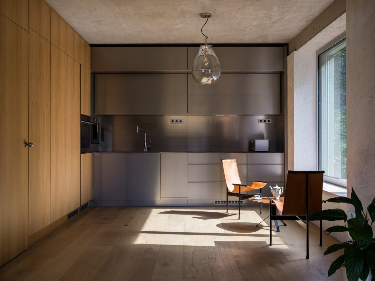 Nerezová kuchyně s výhledem do zahrady (AOC architekti, rezidence Zelený dům)