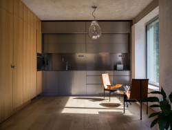 Nerezová kuchyně s výhledem do zahrady (AOC architekti, rezidence Zelený dům)