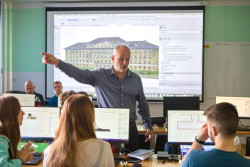 Během celé akce mohli studenti konzultovat své pracovní postupy se svými pedagogy.