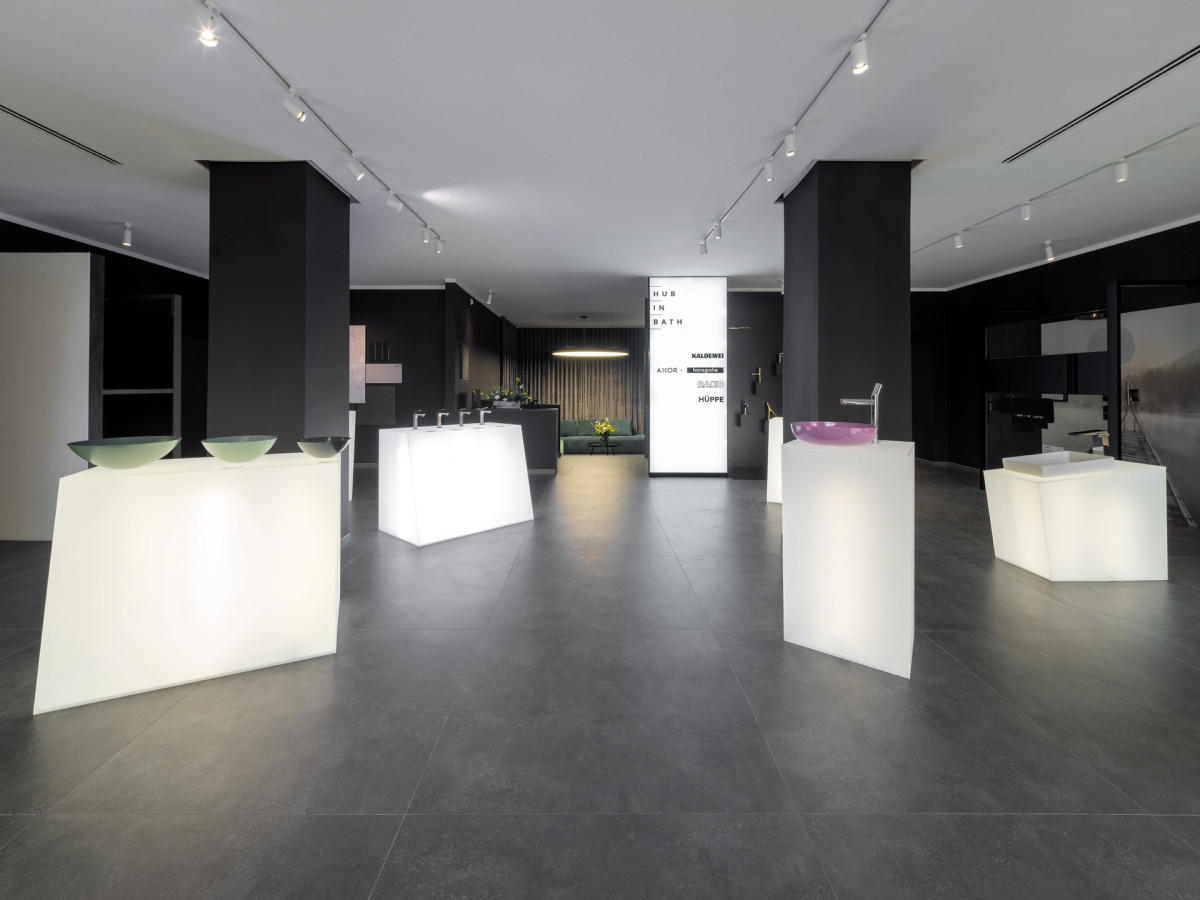 Nové koupelnové studio Hub in Bath v Karlíně vzniklo spojením čtyř výrobců sanitárních produktů.