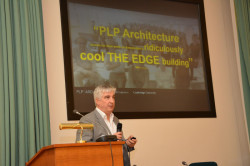 Kevin Flanagan na přednášce o dřevěných výškových budovách na MZe