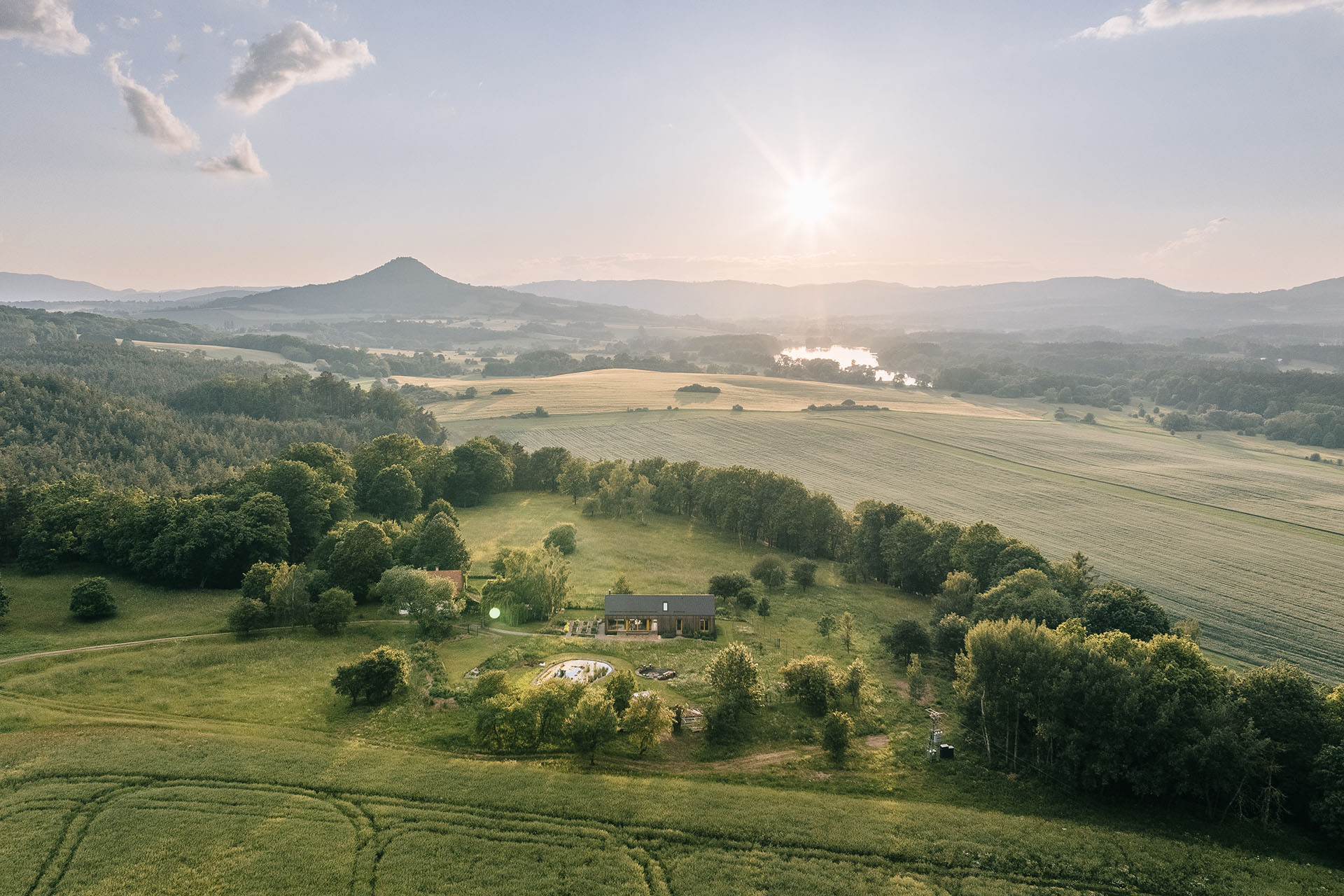 Kolem se nachází především louky a les.(Dům u České Lípy, XYLO Atelier)
