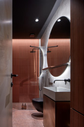 Pohled do koupelny (Byt v Praze, ateliér Malfino)