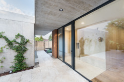 Dom s kamenným pátiom, Beef architekti