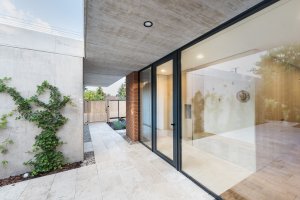 Dom s kamenným pátiom, Beef architekti