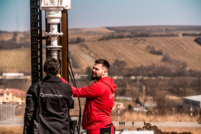 Zakládání dřevostaveb na zemních vrutech