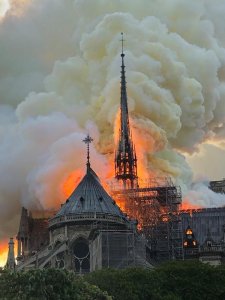 Gotická katedrála Notre-Dame v Paříži při požáru 15. dubna