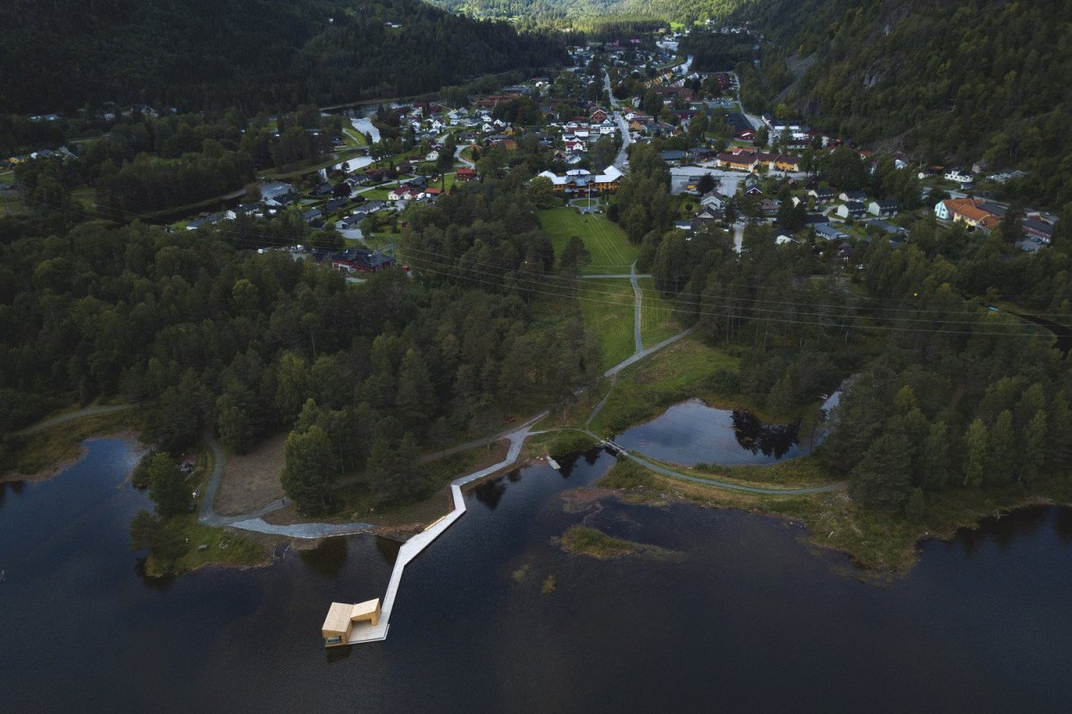 Feste Landscape Architecture navrhli saunu plující na norském jezeře Bandak