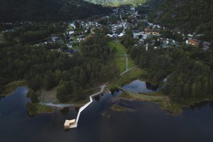 Feste Landscape Architecture navrhli saunu plující na norském jezeře Bandak
