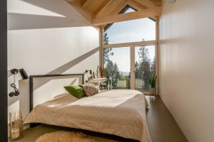 3K Architects zrekonstruovali rekreační chatu na Benešovsku na pozemku s ojedinělým severským rázem