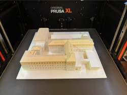 S minimem úprav v Archicadu byl model uložen do STL formátu a následně zprocesován v Prusa Slicer programu do GCODE formátu tiskárny Prusa XL.