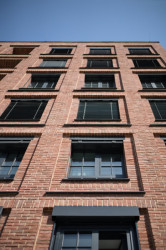 Na fasádách komplexu Lihovar najdeme různé typy cihelných pásků. Přispívají k rozmanitosti.