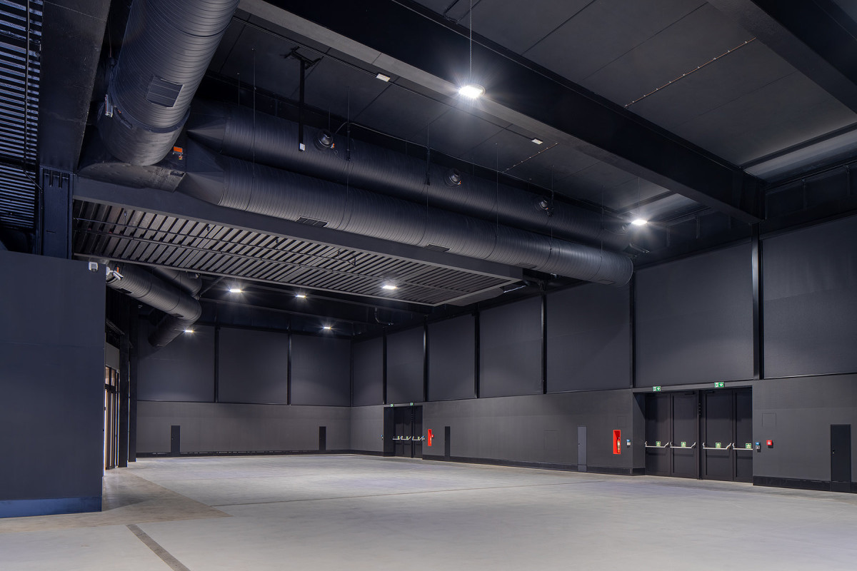 Nové interiéry propojují přiznané konstrukce s moderním technickým vybavením a neutrálním prostředím pro rozmanité využití. (Rekonstrukce Křižíkových pavilonů; SOA architekti)