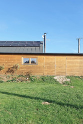 Bydloarchitekti - Vesnický dům Polanka nad Odrou: K domu se směrem do zahrady přimyká dřevěná kůlna