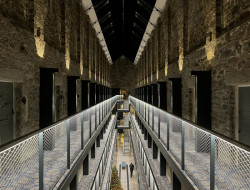 Věznice proměněná v hotel v Cornwallu od studia Twelve Architects