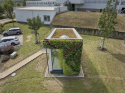 Tiny House ve výrobním závodu firmy Rigips navrhl student František Exner.