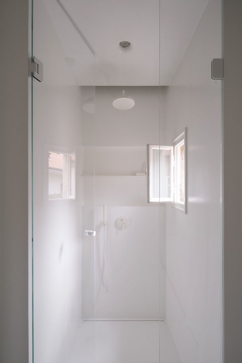 ...i koupelna (Rekonstrukce funkcionalistického bytu v Praze, architekt Martin Čeněk)