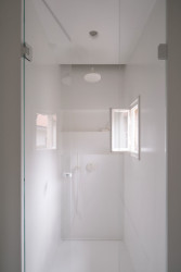 ...i koupelna (Rekonstrukce funkcionalistického bytu v Praze, architekt Martin Čeněk)