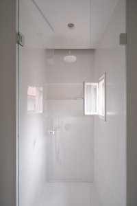 ...i koupelna (Rekonstrukce funkcionalistického bytu v Praze, architekt Martin Čeněk)